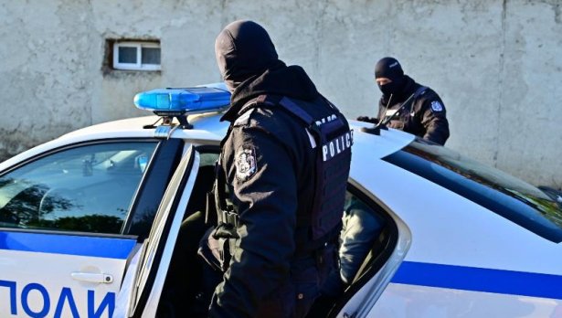 Трима задържани за кражба и наркотици при полицейски акции в Бургас и Несебър