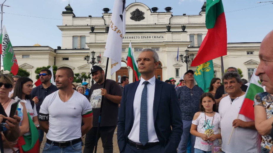 Протест на „Възраждане“ пред парламента