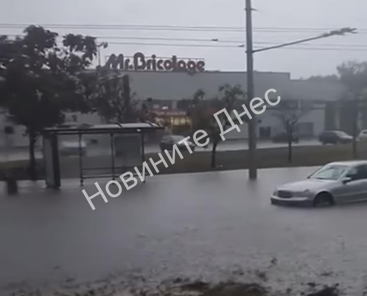Квартал „Меден рудник“ и пътят за Созопол затворени заради проливни дъждове(видео)