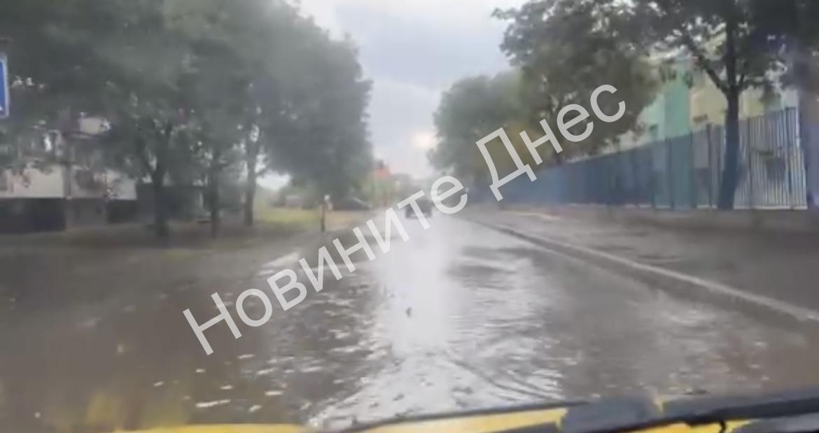 Бургас залят от проливни дъждове, обявено е бедствено положение(видео)