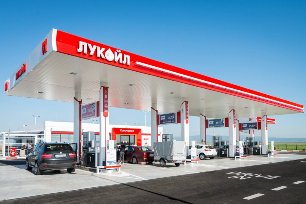 Турският „Дженгиз холдинг“ остава в надпреварата за покупката на рафинерията на „Лукойл“ в Бургас