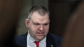 Ескалация в парламента: Пеевски показа документи с подписи, Мирчев го обвини в лъжа