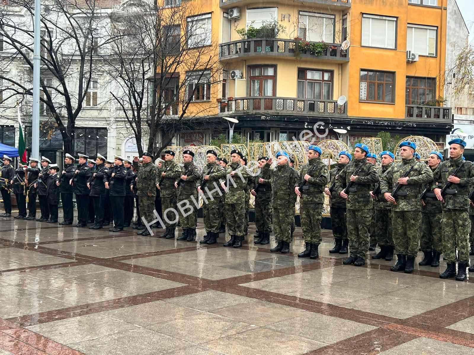 Бургас отбеляза Никулден с тържествено издигане на флаговете и военни демонстрации