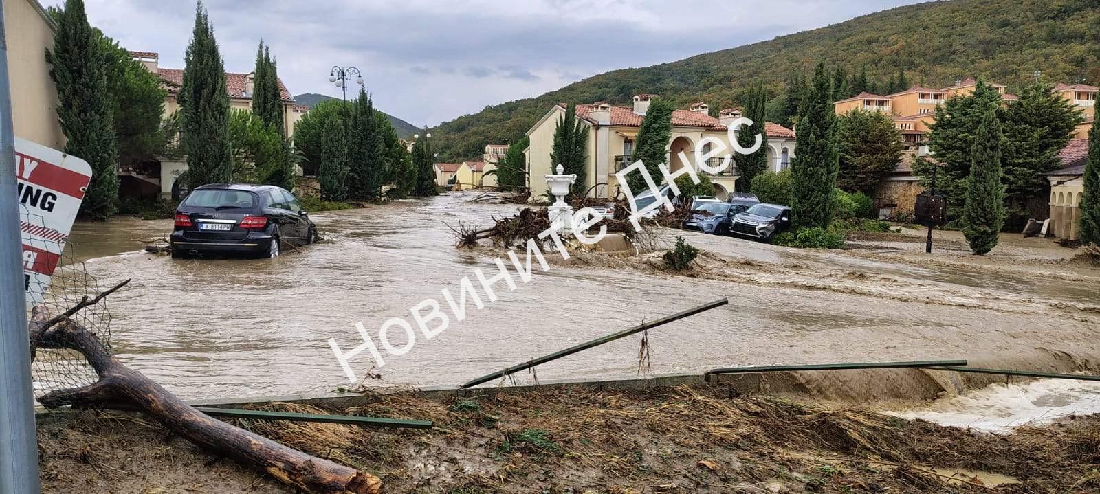 Протест в Елените: Собственици искат ток, вода и почистване