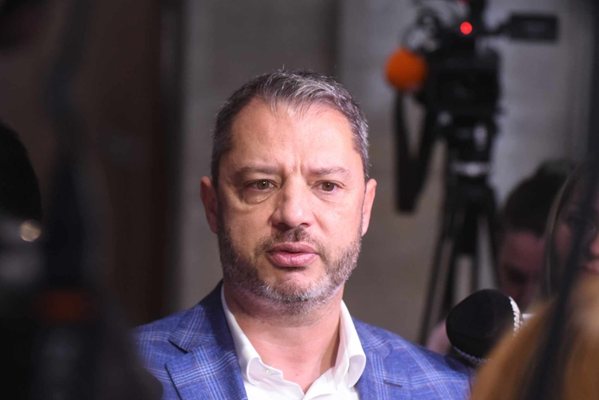 Делян Добрев опроверга слуховете за напускане на ГЕРБ