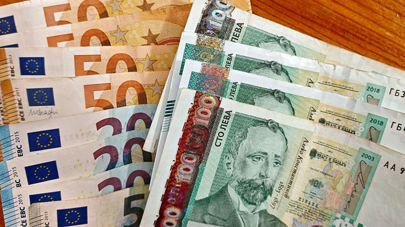 87% от левовете вече са изтеглени, преходът към еврото върви спокойно