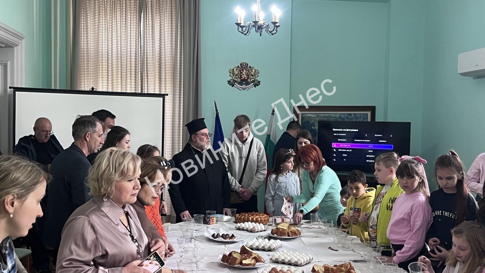 Великден оживява: Деца боядисват яйца по инициатива на Добромир Гюлев/кадри/