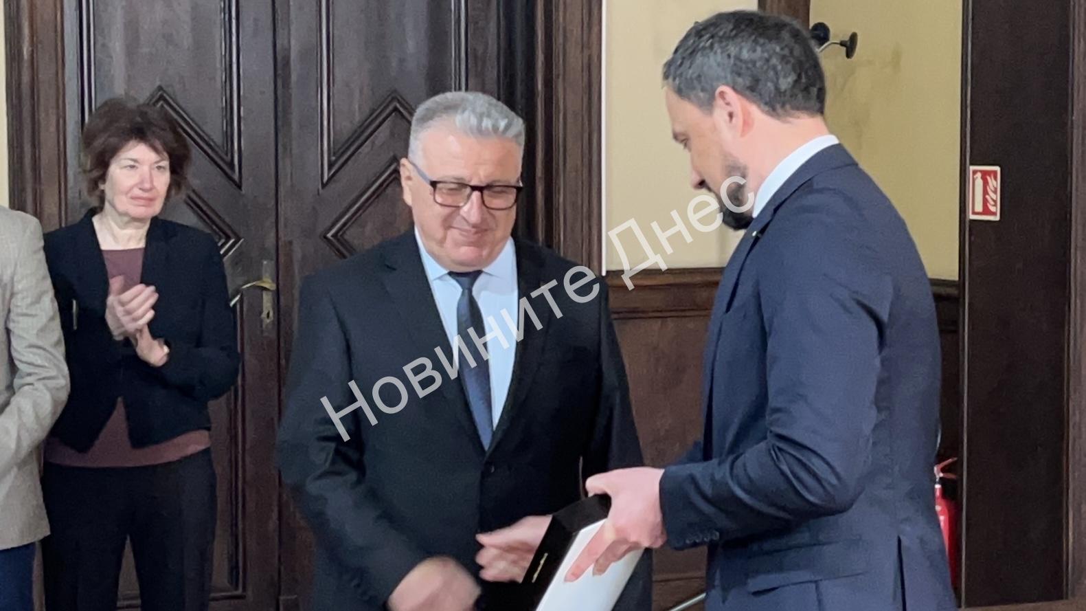 Дико Диков пое управлението на Бургаска област с обещание за бърза адаптация и прозрачно управление/кадри/