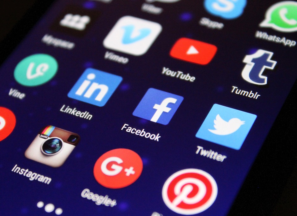 Хиляди потребители в паника: Facebook и messenger се сринаха за повече от час, хората нямат достъп до акаунтите си