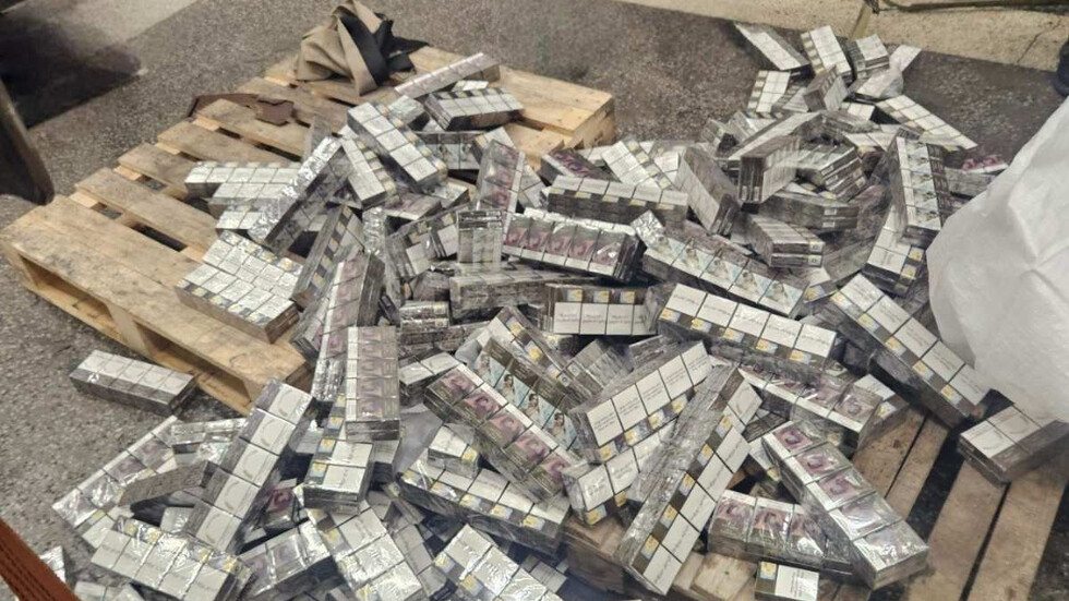 Над 41 000 къса контрабандни цигари открити в специално изграден тайник на автобус на „Капитан Андреево“