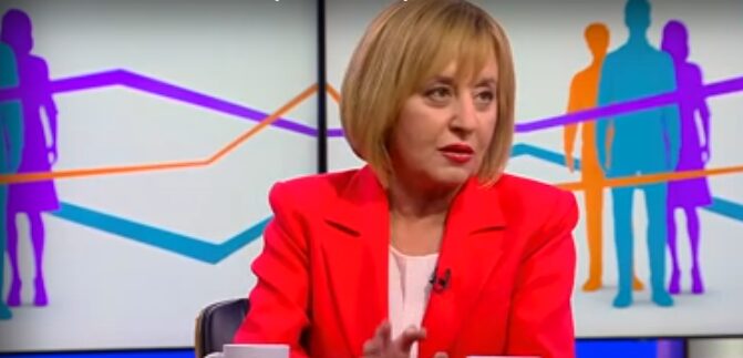 Манолова стресна шефа на КЕВР: Спокойно! Само Ви подарявам този електромер (ВИДЕО)