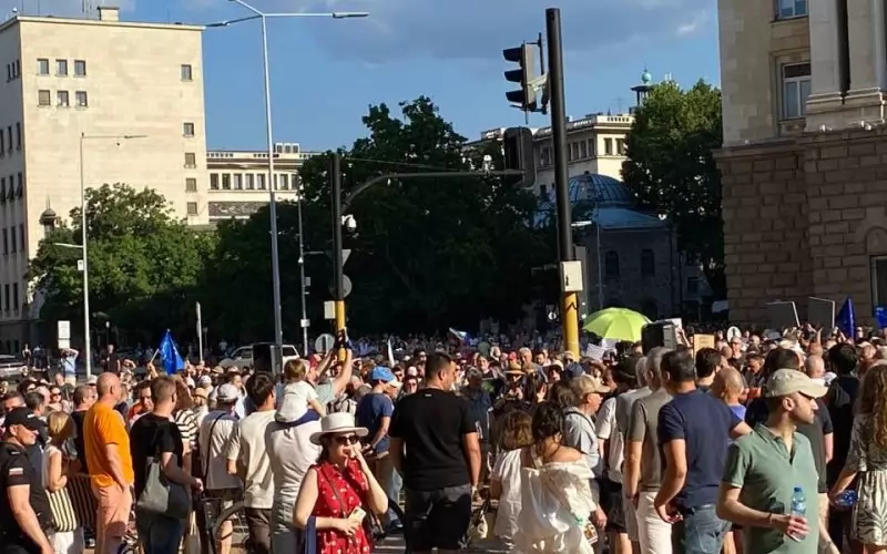 Викове „Оставка!“ и „Тук не е Москва“ огласиха Министерски съвет: Първи протест срещу властта помрачи съботата на премиера Румен Радев
