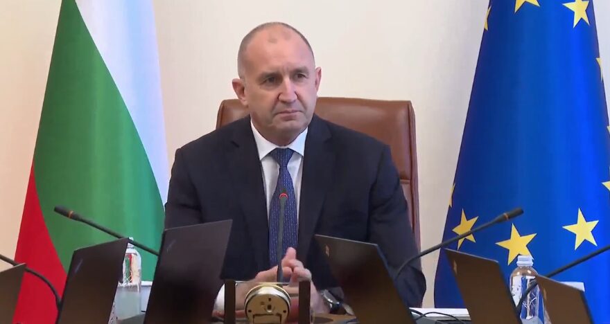 Румен Радев успокои българите: Пребиваването на въздушните цистерни у нас не ни прави участници във войната (ВИДЕО)
