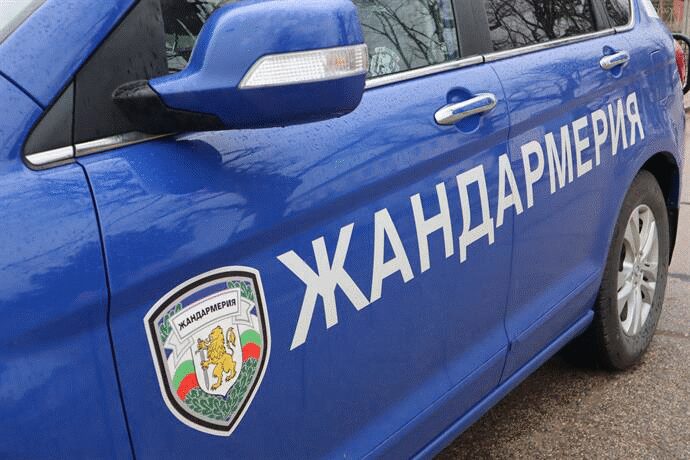 „Не сме дошли тук да правим скандали“: Жандармерията едвам разтърва две семейства, които си спретнаха масов бой