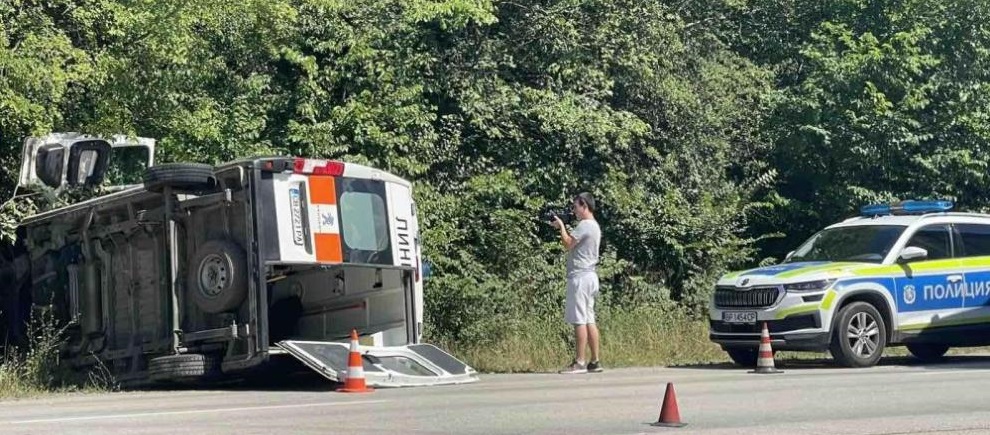 Ужасяващо! Тежка катастрофа, този път между автомобил и линейка край Враца, всички са пострадали!