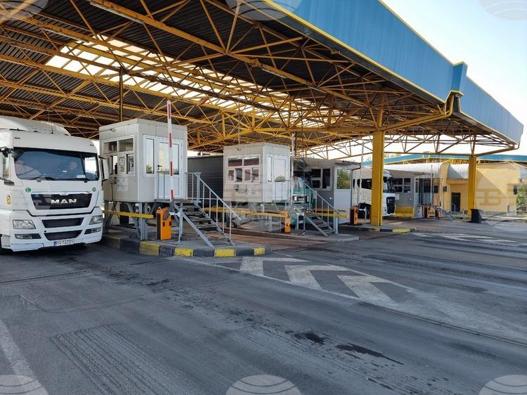 Шофьор на ТИР за малко да прегази гранични полицаи край Русе, арестуваха го