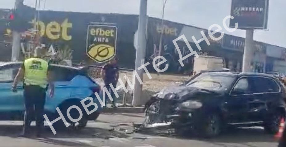 Първо в “Новините Днес”: Нова катастрофа беляза неделния ден в Бургас, двама си потрошиха автомобилите в ж. к. “Меден Рудник” (СНИМКИ)