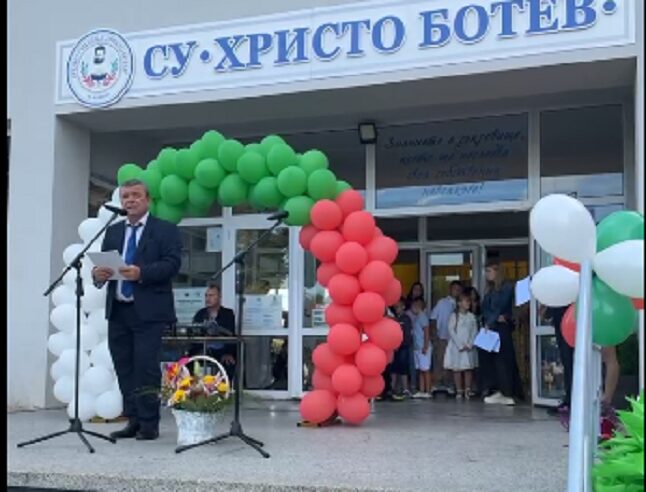 СУ „Христо Ботев“ в Камено с две паралелки първокласници, кметът Жельо Вердувски откри учебната година (ВИДЕО)