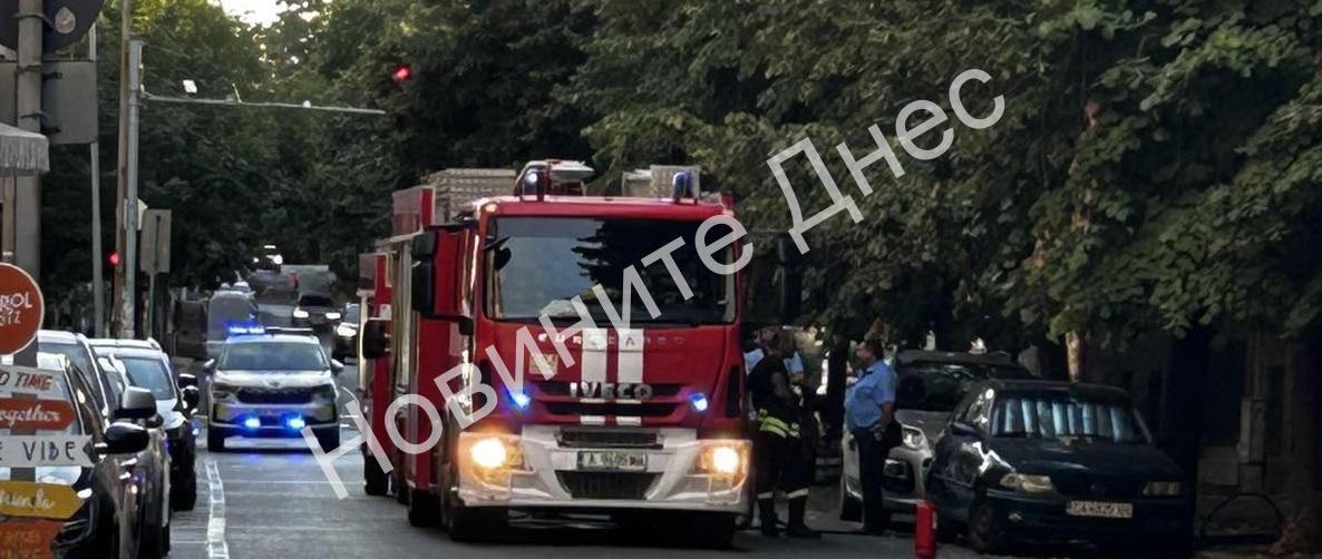Ексклузивно! Пожарна и полиция до магазин „Трия“ в Бургас! Какво се случва? (ВИДЕО)