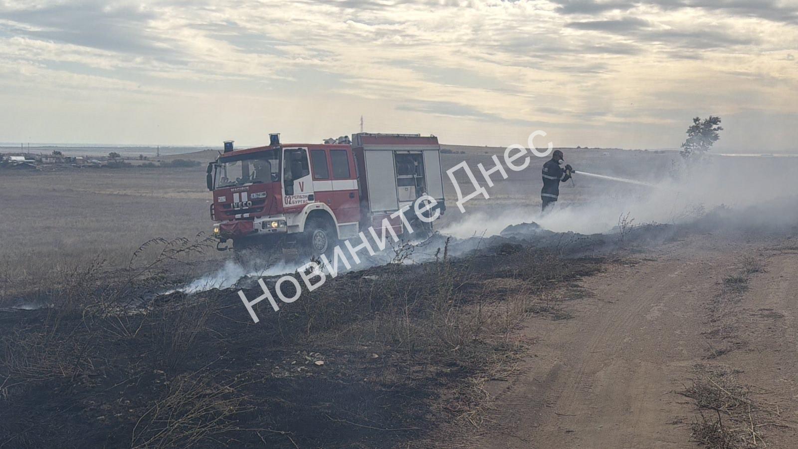 Кошмар на вилна зона „Каптажа“: Силният вятър пречи на пожарникарите, пожарът се разраства (СНИМКИ и ВИДЕО)