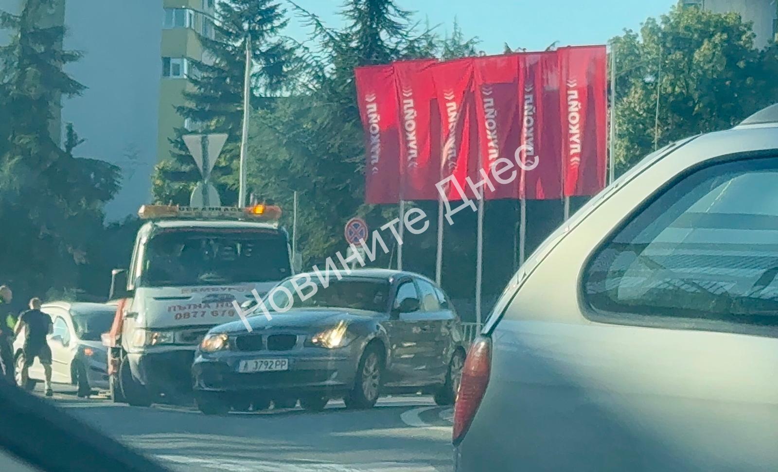 Извънредно! Избягвайте кръговото на „Трапезица“! Катастрофа затапи движението от всички страни в час пик (ВИДЕО и СНИМКИ)