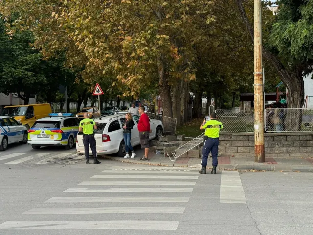 Паника зад волана прати кола в оградата на детска градина