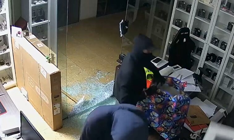 Чевръстни крадци ограбиха светкавично магазин за мобилни телефони в София, задигнаха техника за десетки хиляди евро (ВИДЕО)