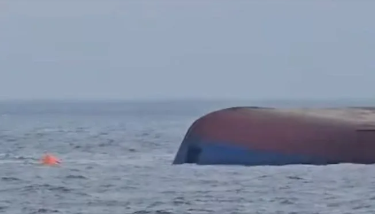 Опасност в Черно море! Удареният от дрон и обърнал кораб „Хорив“ навлезе в българската изключително икономическа зона, ВМС се готвят за намеса