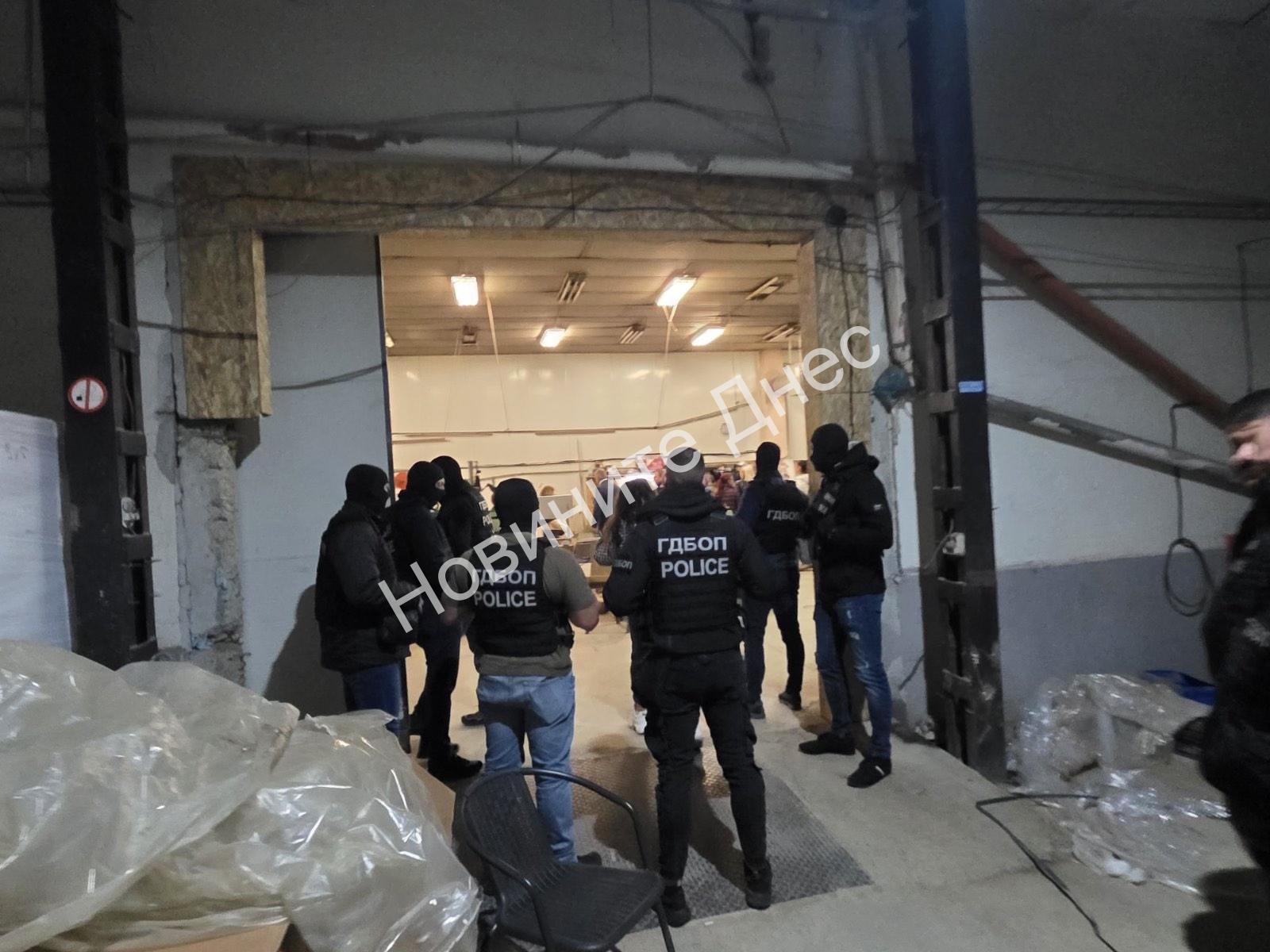 СКАНДАЛНО! В пълна мизерия в помещения в самата фабрика са живеели производителите на нелегални цигари в Карнобат (кадри)