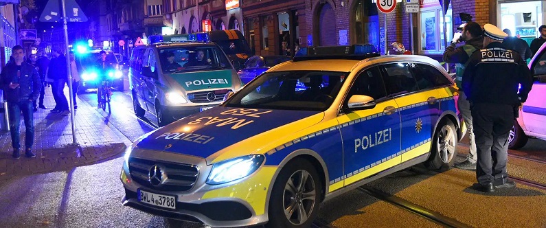 BMW се вряза в хора в Германия! Полицията откри стрелба по автомобила, има тежко ранени, извършителите избягаха