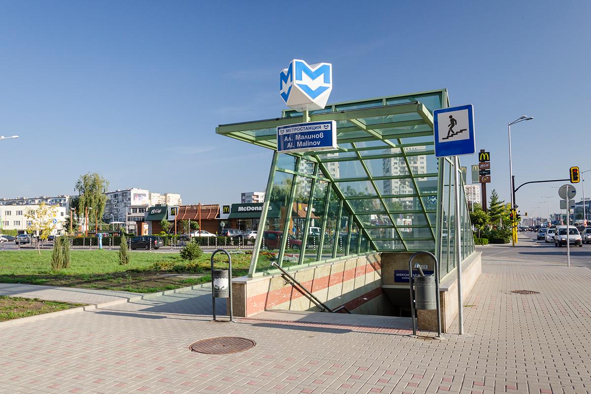 Пътник скочи на релсите в метрото в София! Служители и полицаи го извадиха за минути