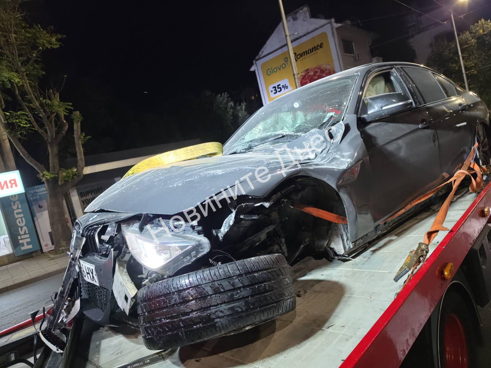 Кола помете два автомобила и се вряза в стълб в Добрич, шофьорът загина