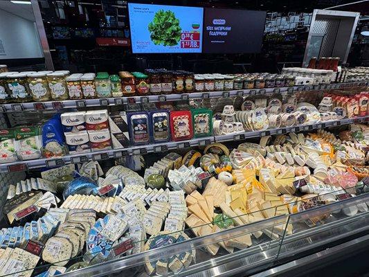 Какво яде българинът и колко мляко има в сиренето и кашкавала?