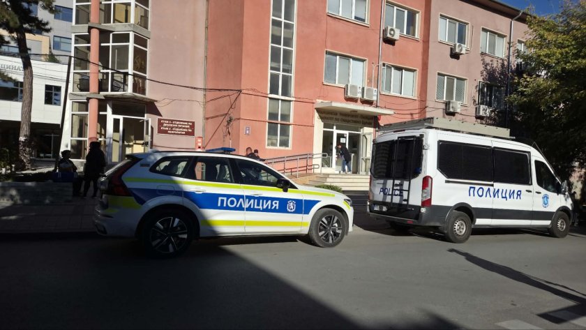 Какво се случва пак в Пловдив? Полиция блокира УМБАЛ „Св. Георги“